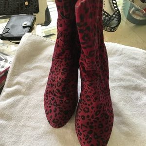 🎉FINAL SALE!!! 🎉 Pretty burgundy leopard booties